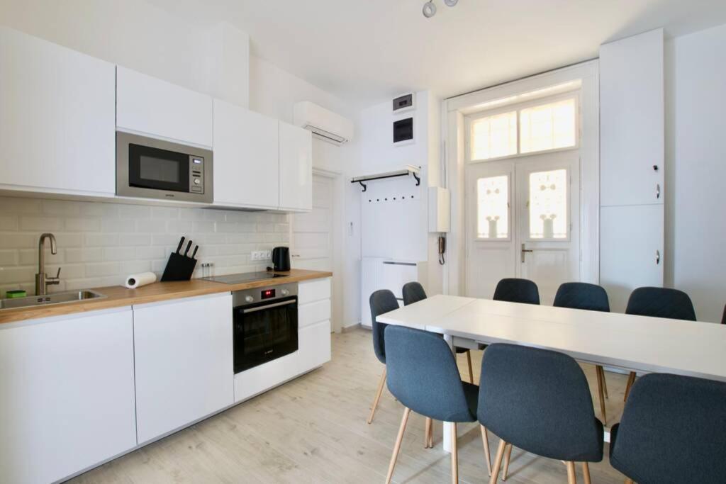 Premium Apartment By Hi5 - Astoria 4 Bedroom Budapest Esterno foto
