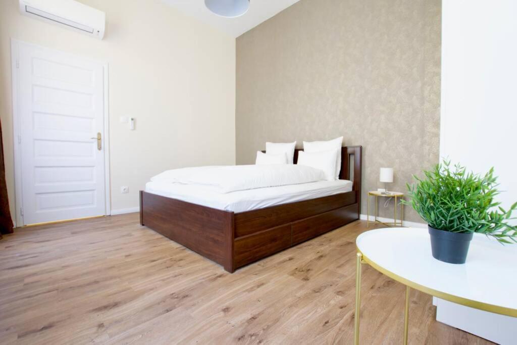 Premium Apartment By Hi5 - Astoria 4 Bedroom Budapest Esterno foto