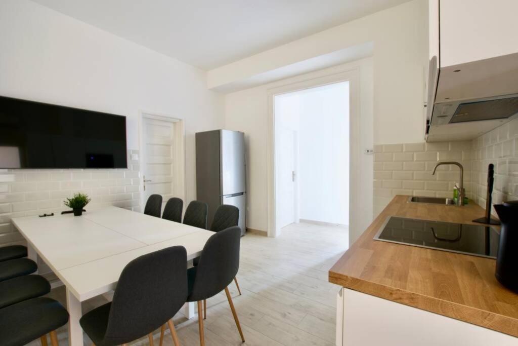 Premium Apartment By Hi5 - Astoria 4 Bedroom Budapest Esterno foto